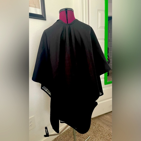 One size fits all stylish ladies reversible poncho. Rain resistant. - Picture 3 of 4